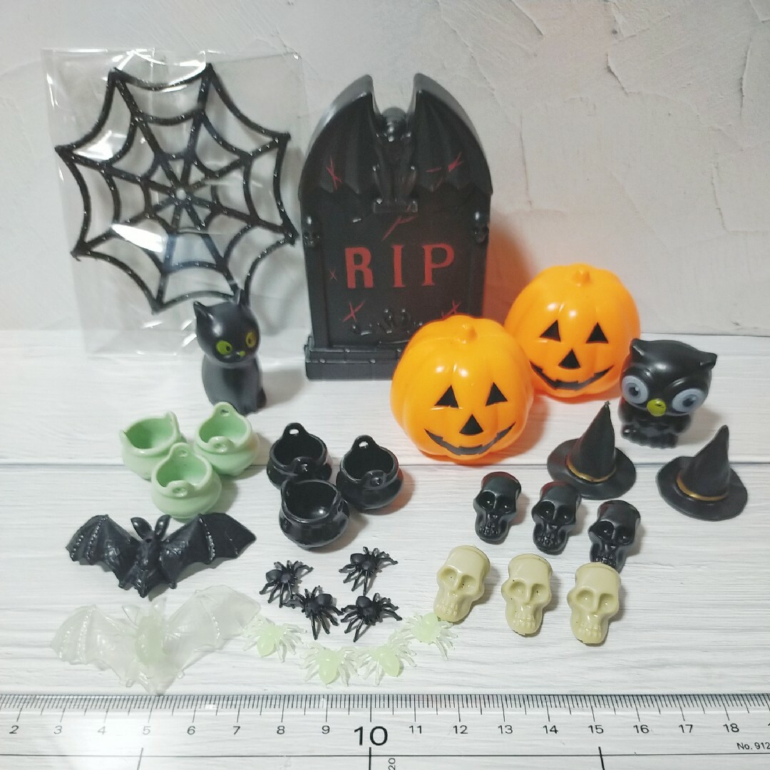 ハロウィン ミニチュア オブジェ セット かぼちゃ ドクロ 蜘蛛の巣 コウモリの通販 by プロフ必読☆ポンポン｜ラクマ