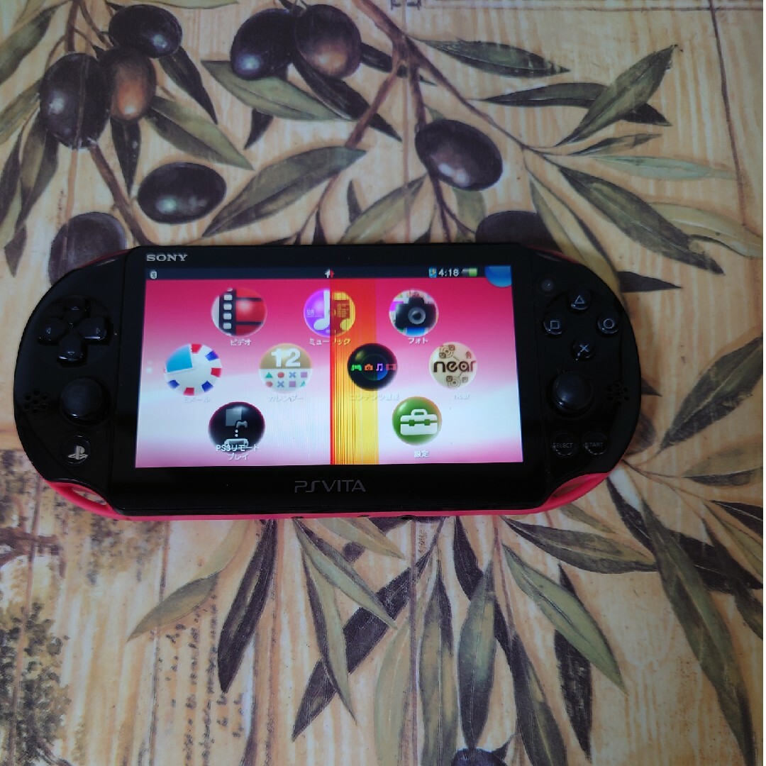 PlayStation Vita(プレイステーションヴィータ)のPlayStation Vita PCH-2000ピンクブラック エンタメ/ホビーのゲームソフト/ゲーム機本体(携帯用ゲーム機本体)の商品写真