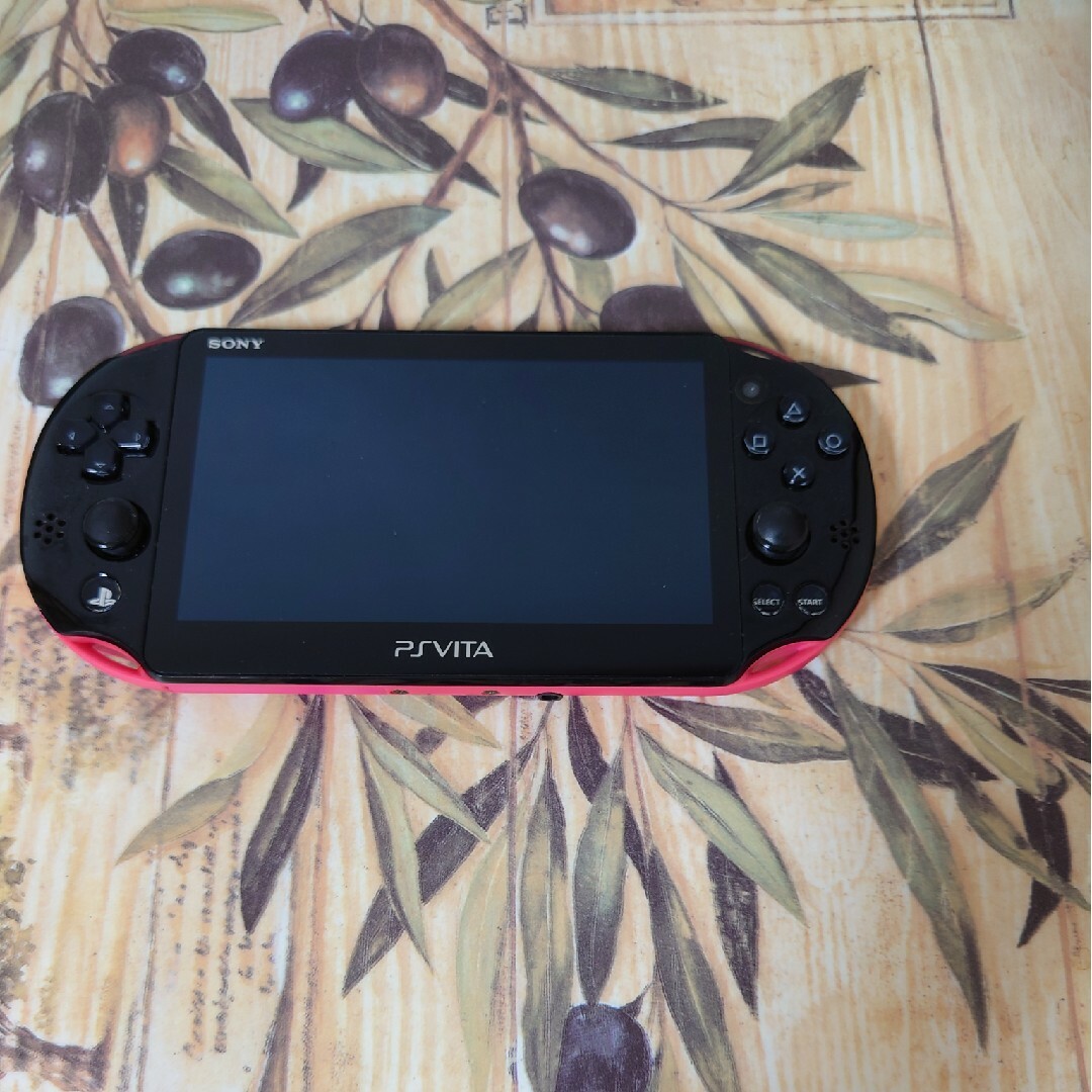 PlayStation Vita(プレイステーションヴィータ)のPlayStation Vita PCH-2000ピンクブラック エンタメ/ホビーのゲームソフト/ゲーム機本体(携帯用ゲーム機本体)の商品写真