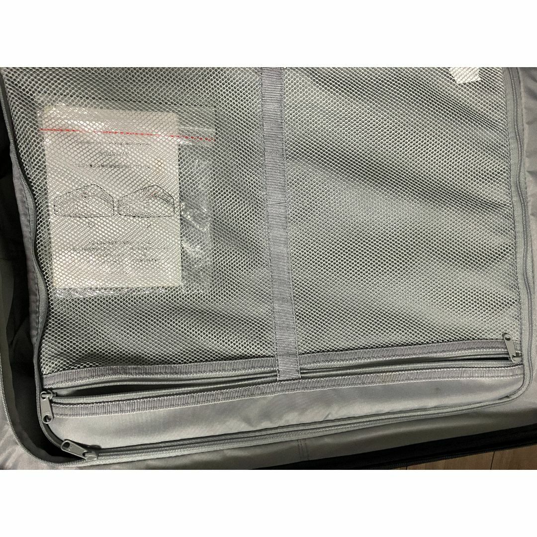 MUJI (無印良品)(ムジルシリョウヒン)の無印良品　　旧型　ハードキャリーケース　レッド　鍵なし　33L 機内持込可能 レディースのバッグ(スーツケース/キャリーバッグ)の商品写真