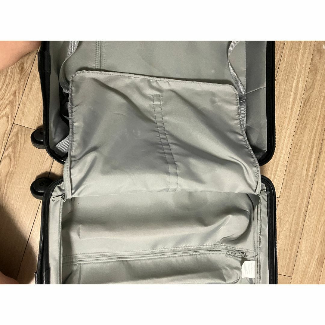 MUJI (無印良品)(ムジルシリョウヒン)の無印良品　　旧型　ハードキャリーケース　レッド　鍵なし　33L 機内持込可能 レディースのバッグ(スーツケース/キャリーバッグ)の商品写真