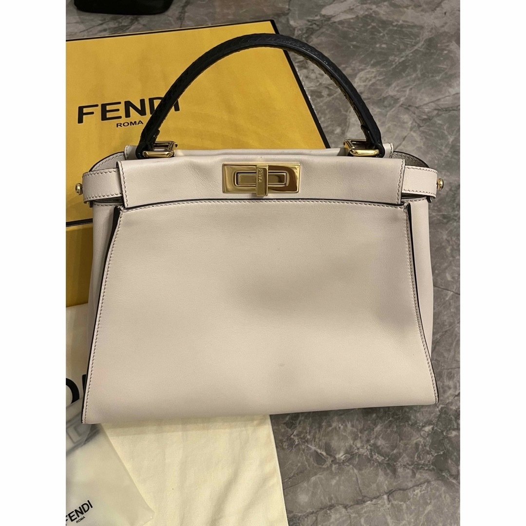 バッグFENDI ピーカーブー　ハンドバッグ　ラッピー付き　専用になります