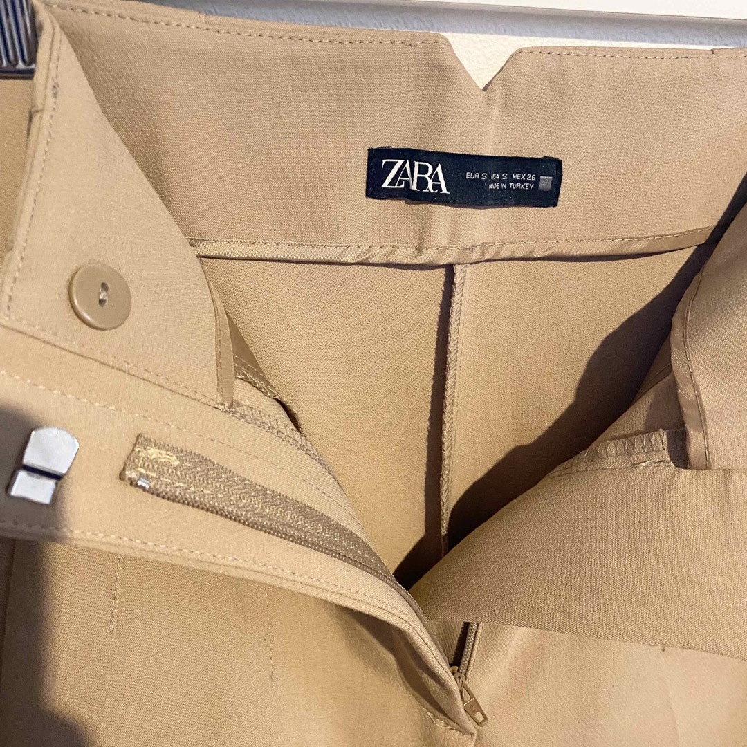 ZARA(ザラ)のZARA センタープレス タックテーパードパンツ ハイウエスト ベージュ S レディースのパンツ(カジュアルパンツ)の商品写真