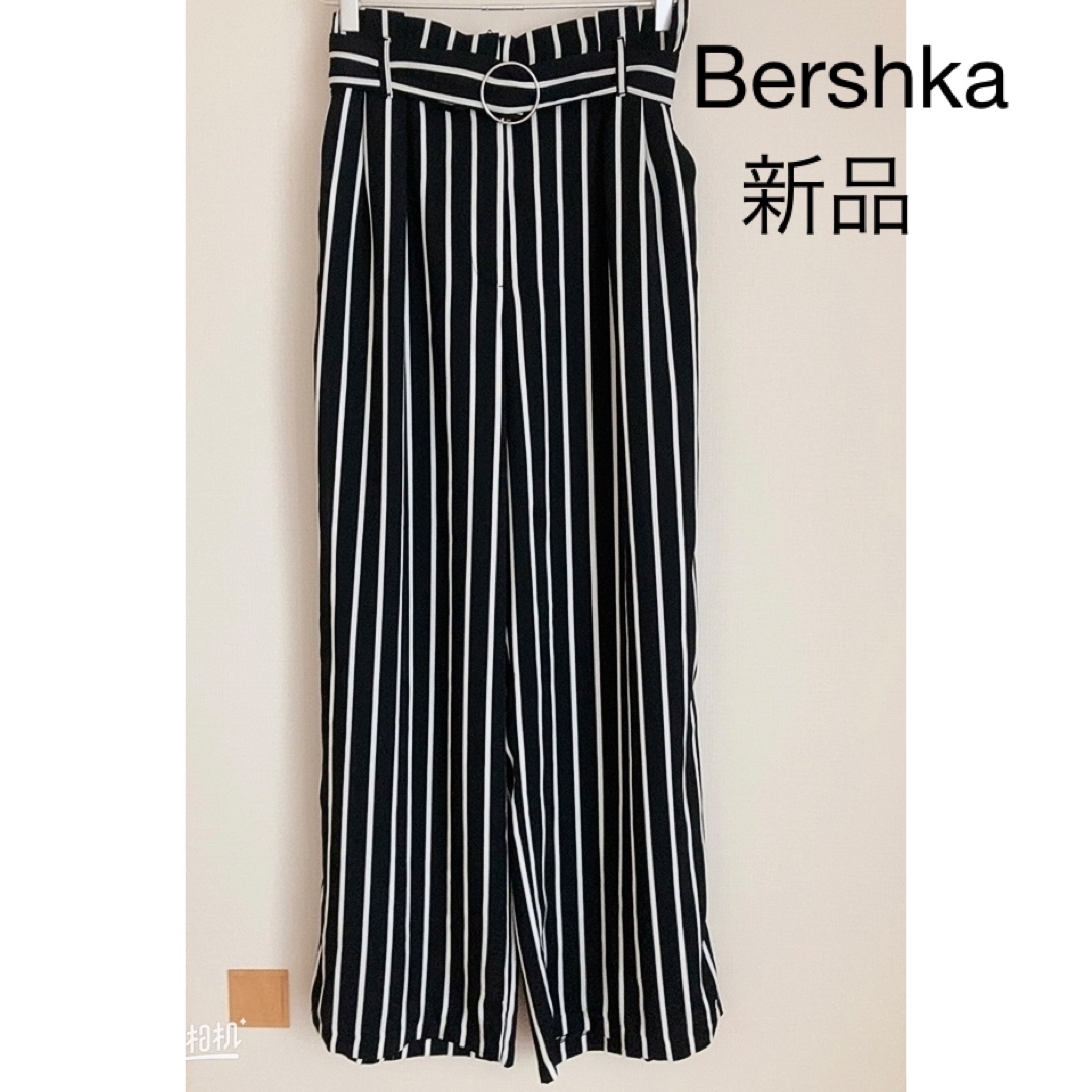 Bershka(ベルシュカ)の新品　サルエルパンツ　ズボン カジュアルパンツチノパンツ　スラックスパンツ レディースのパンツ(カジュアルパンツ)の商品写真