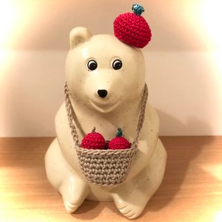 【しろくま貯金箱用】りんごベレー帽🍎、首かけカゴ、りんご３つ(インテリア雑貨)