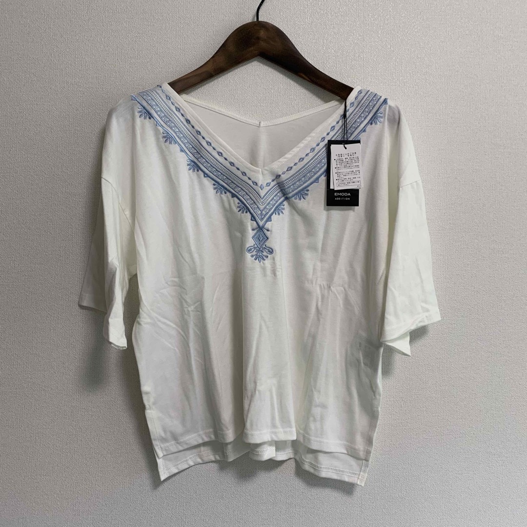 EMODA(エモダ)の新品タグ付き　エモダ　刺繍入りＶネックカットソー　半袖　Tシャツ　白　エスニック レディースのトップス(カットソー(半袖/袖なし))の商品写真