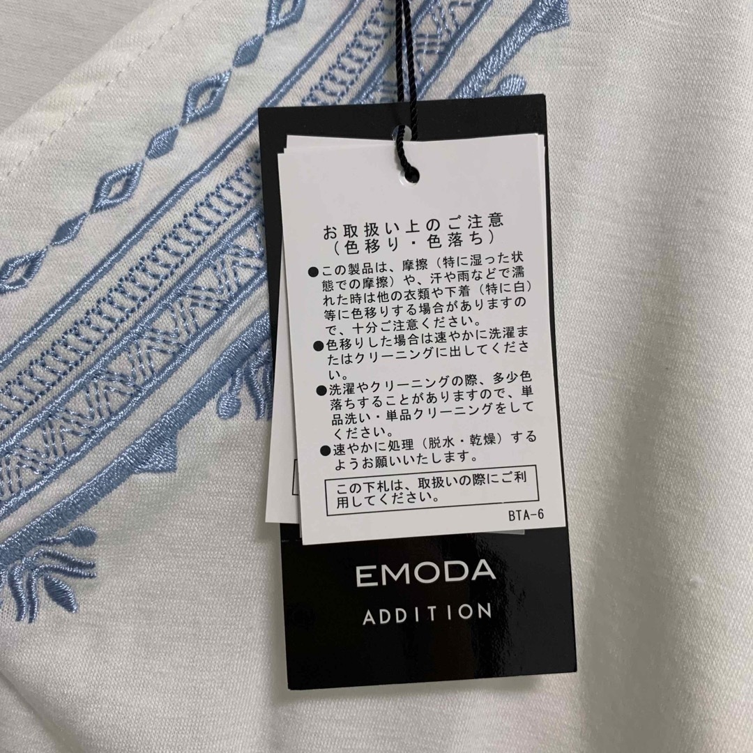 EMODA(エモダ)の新品タグ付き　エモダ　刺繍入りＶネックカットソー　半袖　Tシャツ　白　エスニック レディースのトップス(カットソー(半袖/袖なし))の商品写真