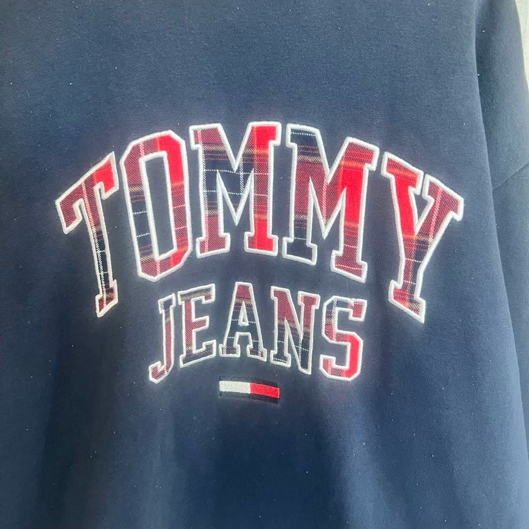 TOMMY JEANS(トミージーンズ)の【アーチロゴ】TOMMY JEANS 刺繍ロゴ スウェット ネイビー チェック メンズのトップス(スウェット)の商品写真