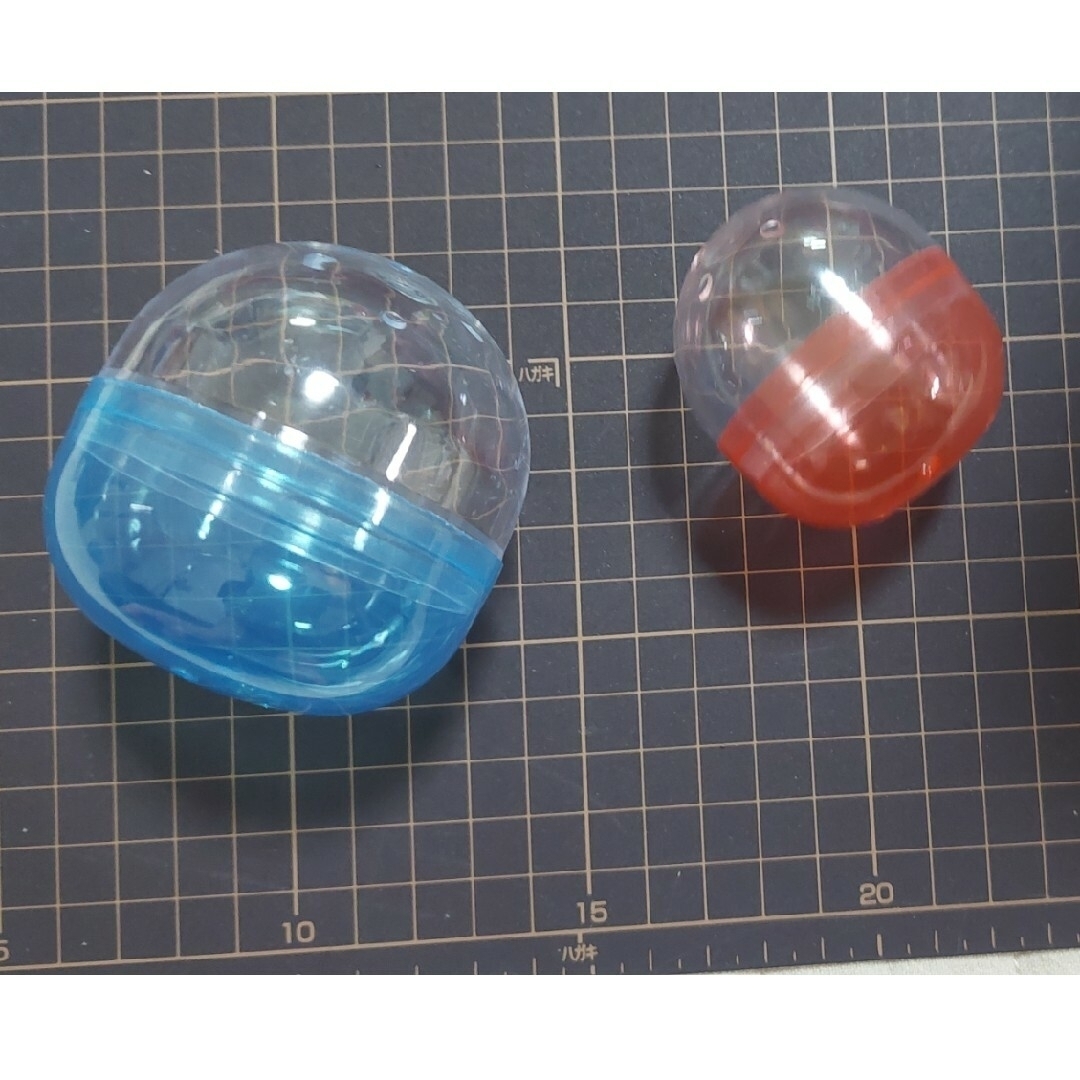 ガチャガチャ空き容器22個　匿名配送 ハンドメイドの素材/材料(各種パーツ)の商品写真