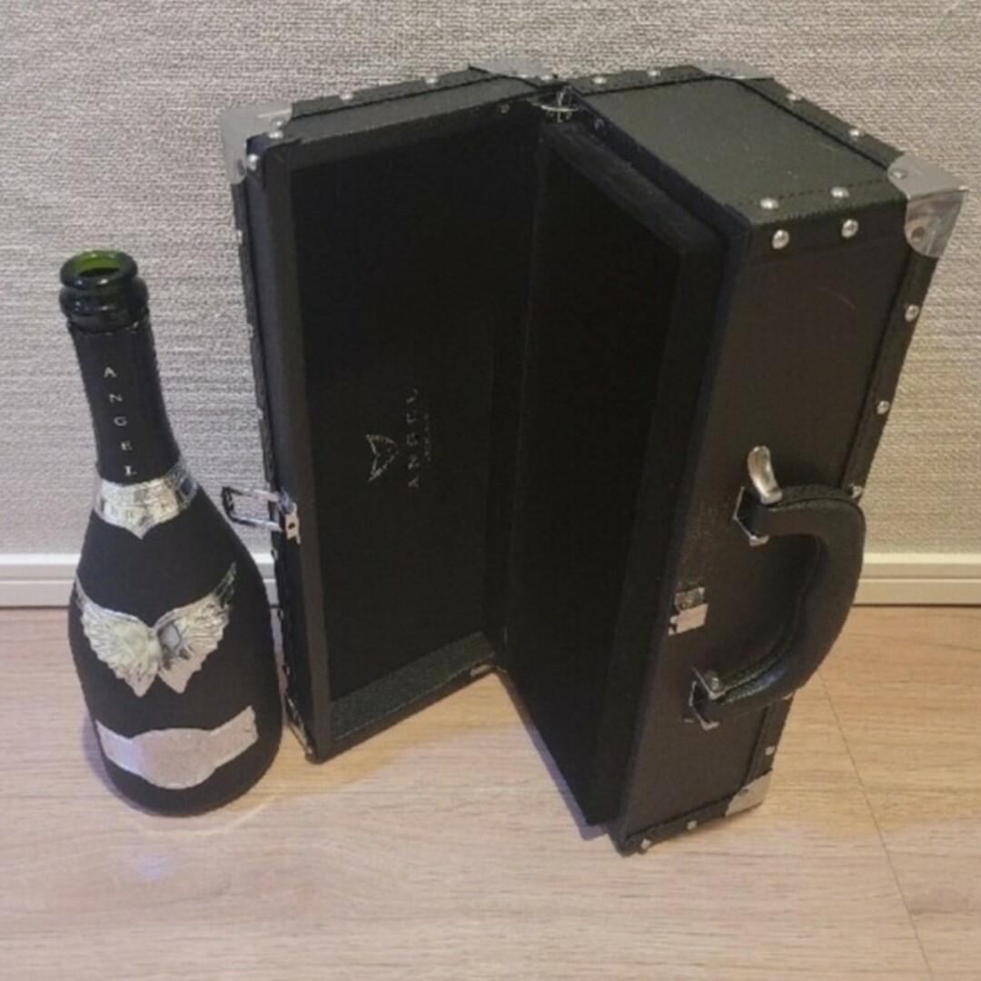 Dom Pérignon(ドンペリニヨン)のエンジェルシャンパンブラック空瓶、空箱set！ インテリア/住まい/日用品のインテリア小物(置物)の商品写真