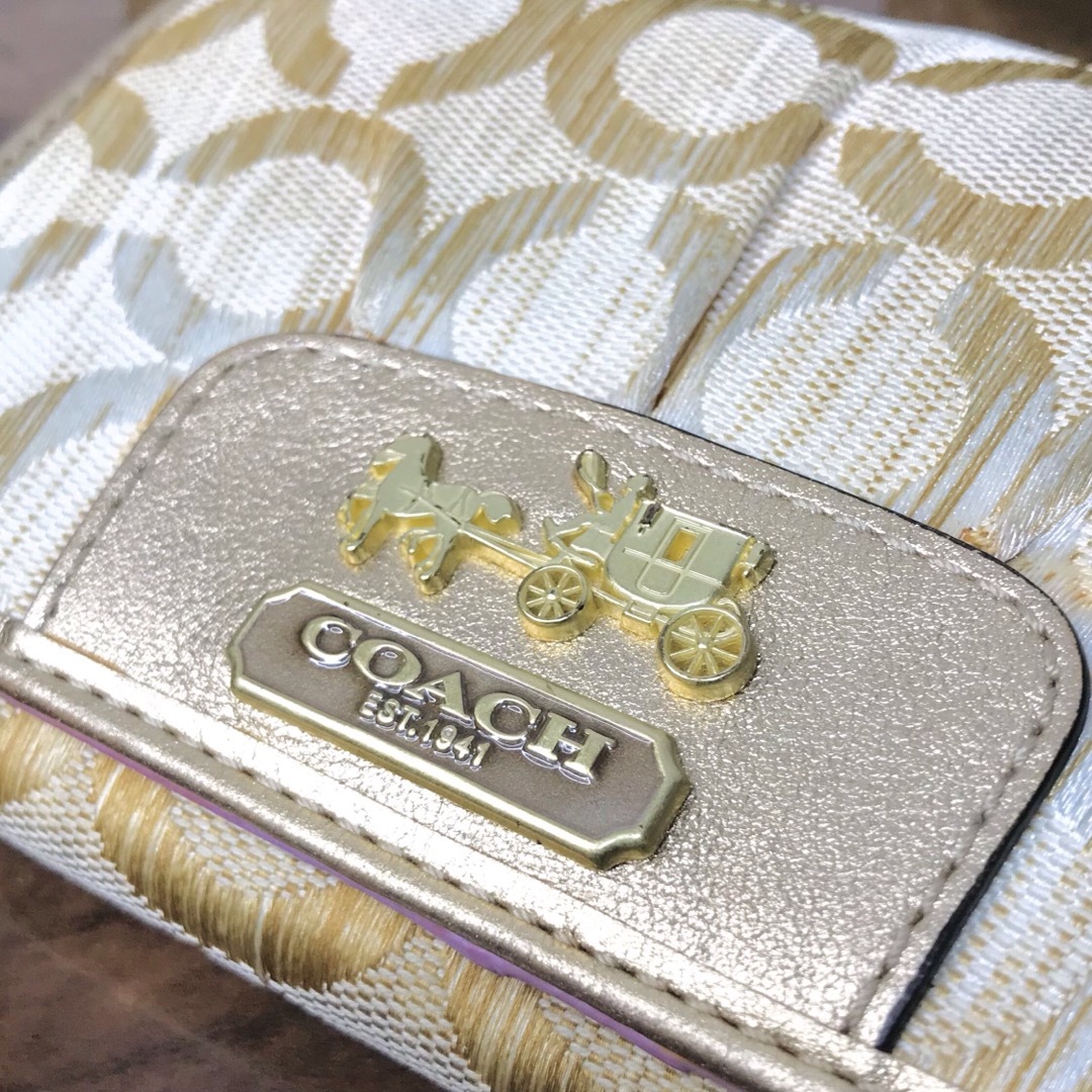 COACH(コーチ)の129 希少品 訳あり COACH コーチ シグネチャー 二つ折り財布 ゴールド レディースのファッション小物(財布)の商品写真