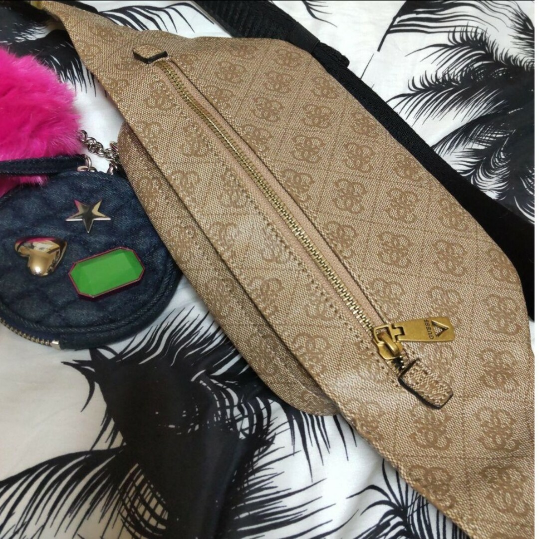 GUESS ボディーバッグ チャーム付き | tradexautomotive.com