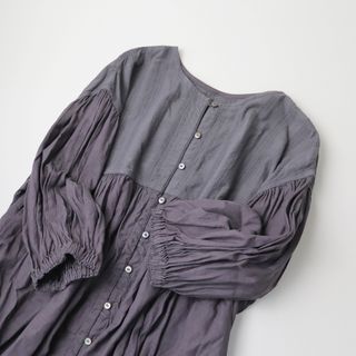 麻70綿30別布ネストローブ nest Robe 極美品 2023SS 【UpcycleLino】×カラミ織り天然染め ドッキングブラウス F/チャコールグレー【2400013491983】