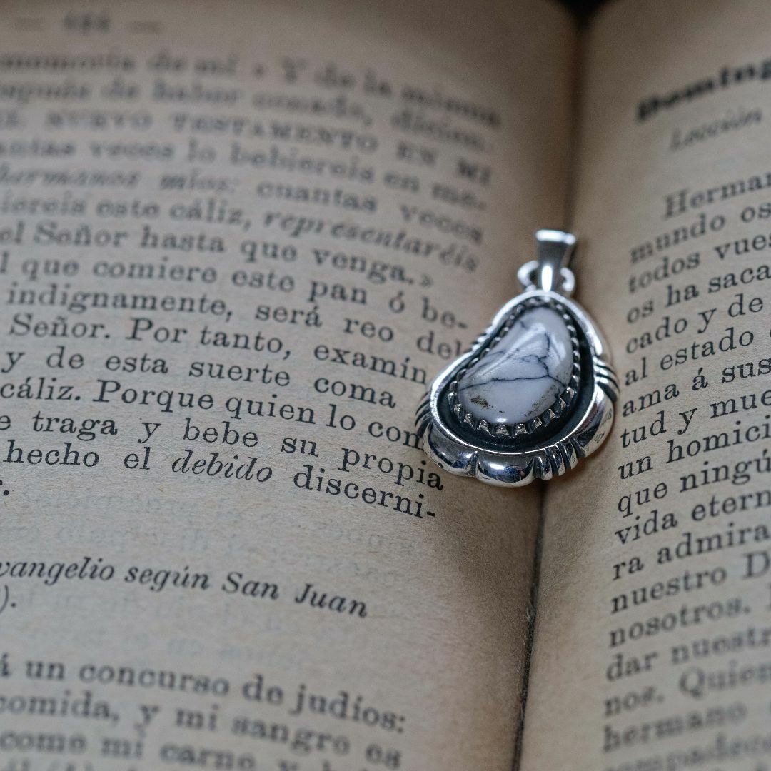 *Pendant top：Silver925 howlite charm