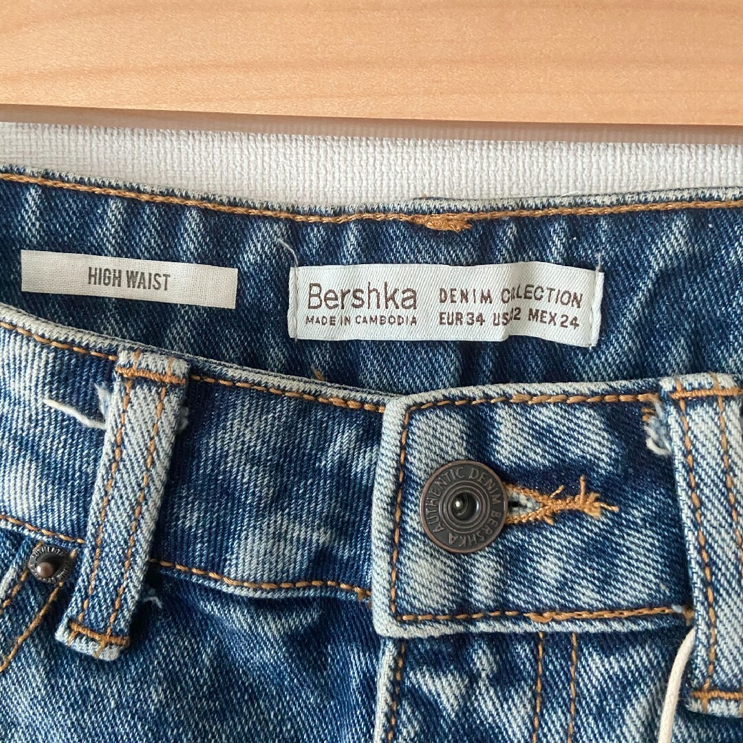 Bershka(ベルシュカ)の新品タグ付き Bershka ハイウエスト デニム ショートパンツ 36 レディースのパンツ(ショートパンツ)の商品写真