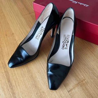 ヨーロッパ旅行で購入　Ferragamo 黒色　パンプス