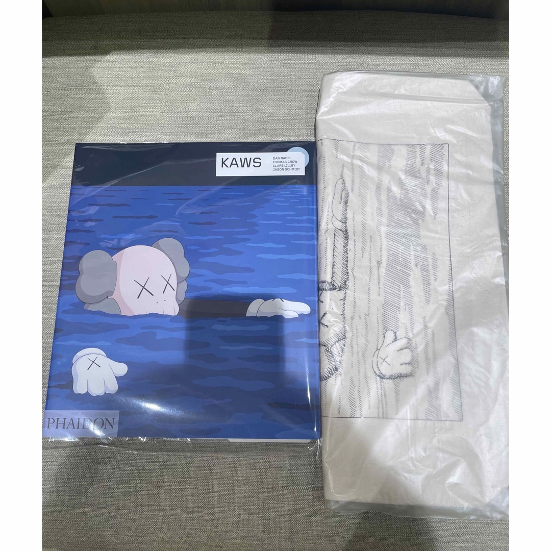 ユニクロ ×KAWS  KAWS ARTBOOK　カウズ　バッグ付き　新品