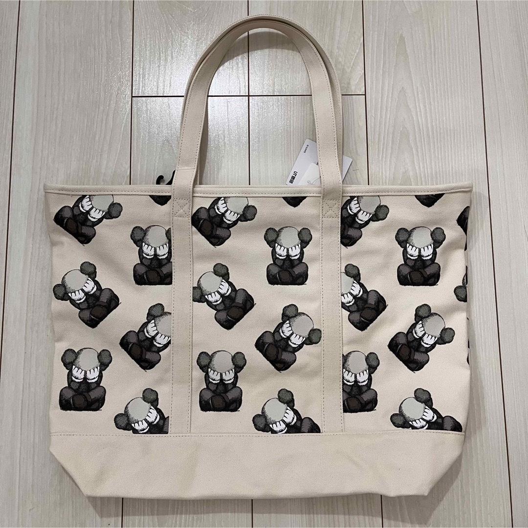 最新入荷 【新品】UNIQLO トートバッグ ステッカー付 ARTBOOK KAWS x 最新入荷 【新品】UNIQLO トートバッグ ステッカー付 ARTBOOK KAWS x