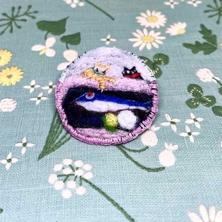 No. 189 羊毛ビーズ🪡刺繍ブローチ（猫達と焼き魚）(コサージュ/ブローチ)