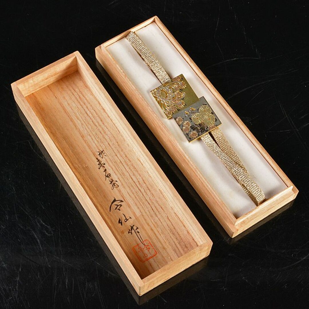 和装小物 令仙作 彫金 色紙重ね菊花文 帯留 共箱 C R6243の通販 和装小物 令仙作 彫金 色紙重ね菊花文 帯留 共箱 C R6243の通販