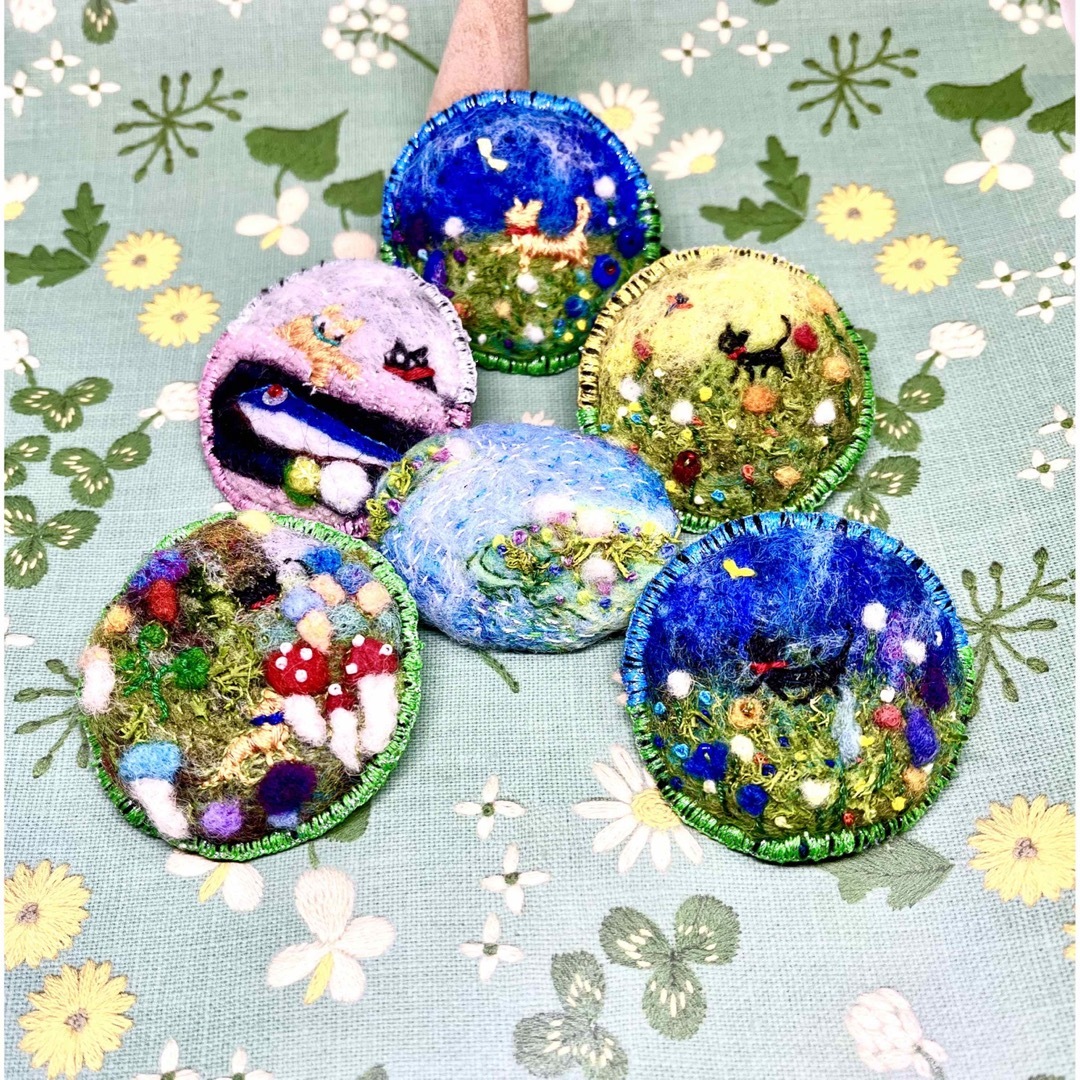 No. 191 羊毛ビーズ 刺繍ブローチ(🍄キノコの🌳森と猫達)の通販 by