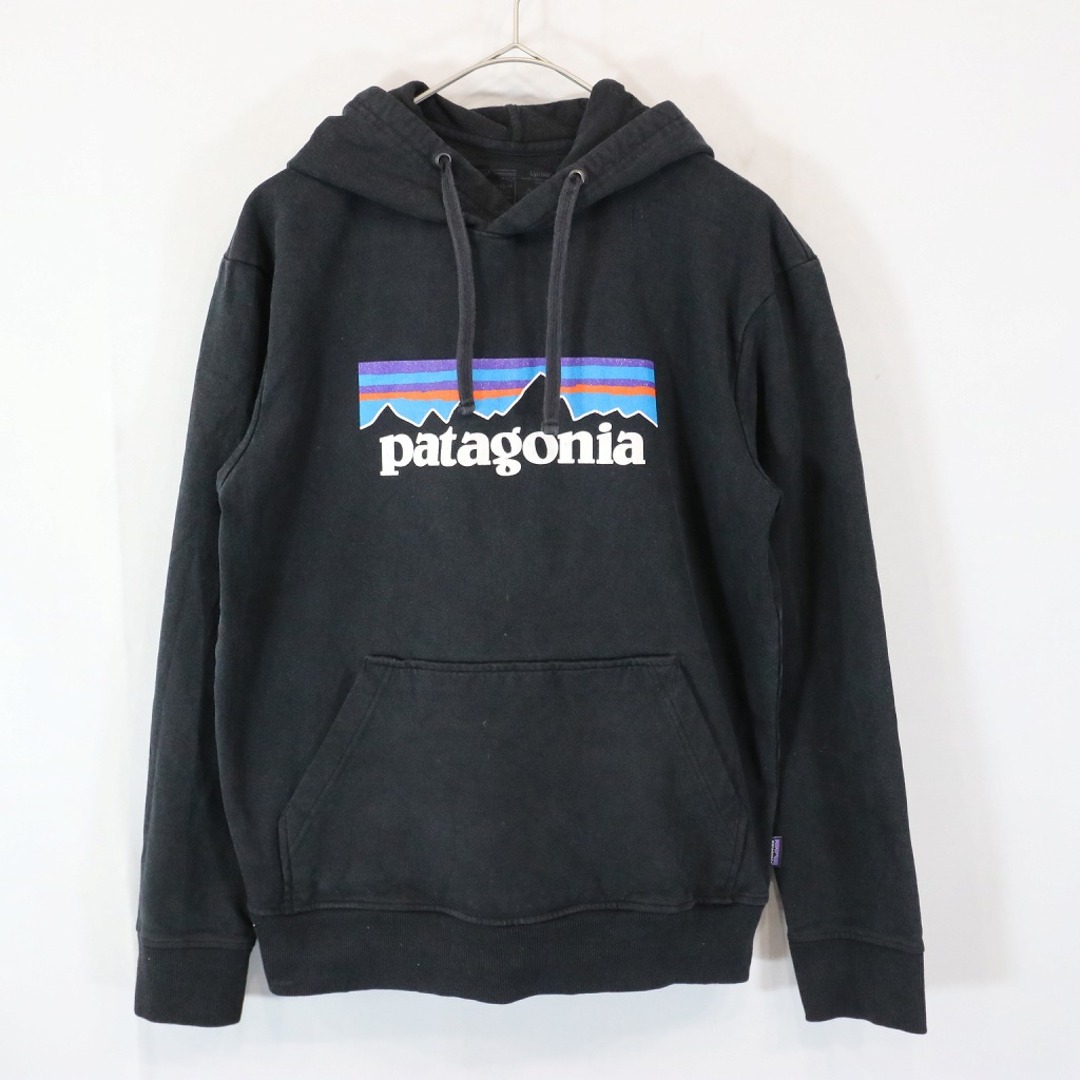 patagonia(パタゴニア)のSALE/ patagonia パタゴニア ブランドロゴプリント パーカー アウトドア キャンプ  ブラック (メンズ S) 中古 古着 N7705 メンズのトップス(パーカー)の商品写真