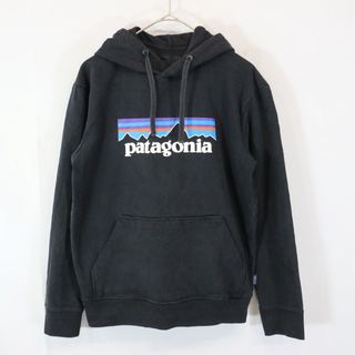 パタゴニア(patagonia)のSALE/ patagonia パタゴニア ブランドロゴプリント パーカー アウトドア キャンプ  ブラック (メンズ S) 中古 古着 N7705(パーカー)