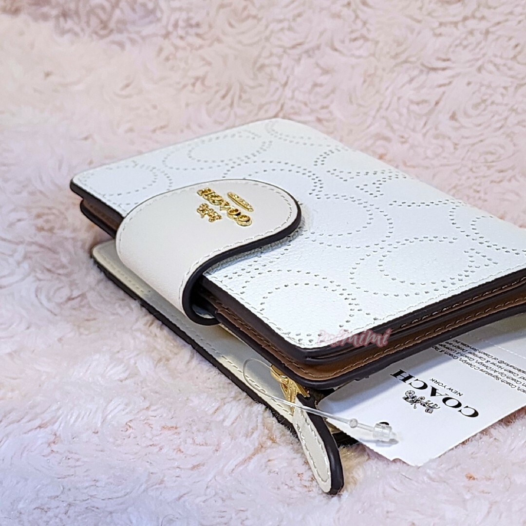 COACH(コーチ)のフォロー割♡新品*COACH*二つ折り財布*パンチング*シグネチャー*ホワイト レディースのファッション小物(財布)の商品写真