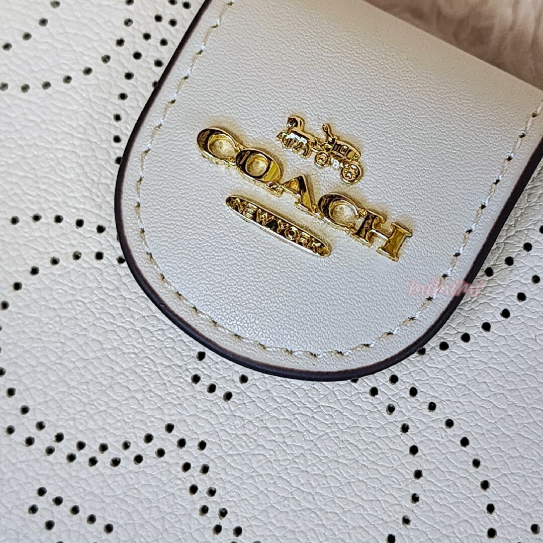 COACH(コーチ)のフォロー割♡新品*COACH*二つ折り財布*パンチング*シグネチャー*ホワイト レディースのファッション小物(財布)の商品写真