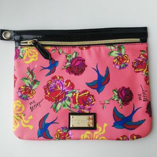 ベッツィジョンソン(BETSEY JOHNSON)のベッツィジョンソン　フラットポーチ　ポーチ　ナイロンポーチ　ピンク　黒　薔薇　鳥(ポーチ)