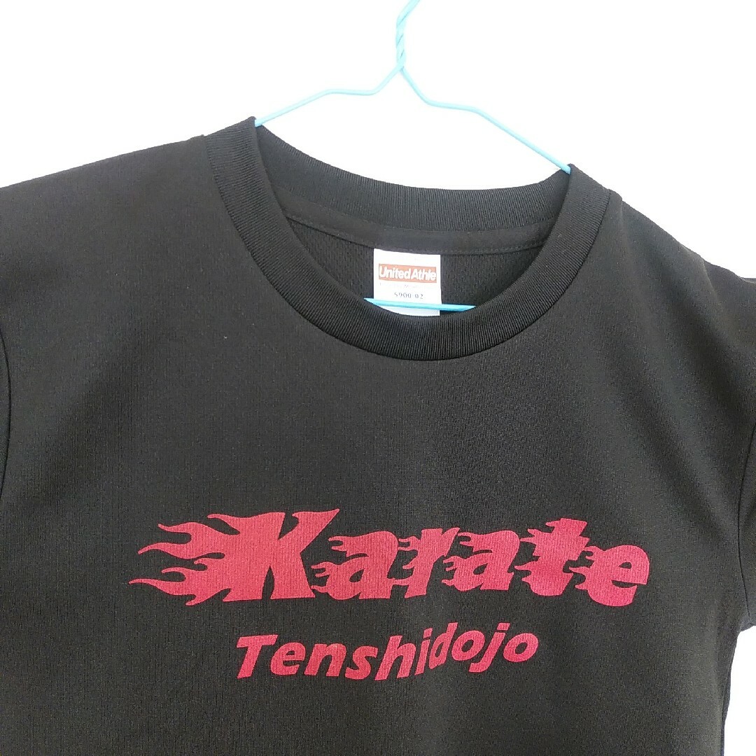 カラテ　空手　ロゴ　男の子　女の子　ドライTシャツ　半袖　黒色　130㎝ キッズ/ベビー/マタニティのキッズ服男の子用(90cm~)(Tシャツ/カットソー)の商品写真