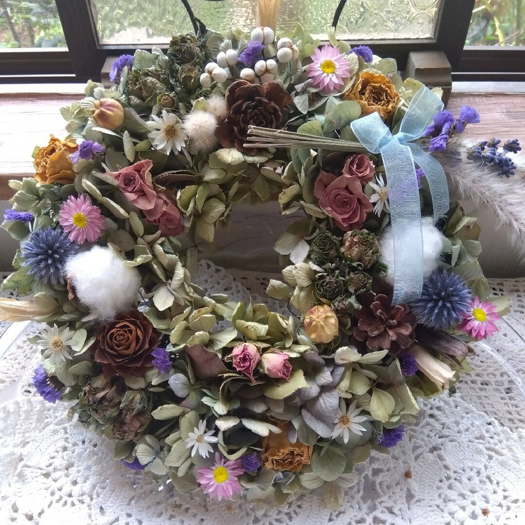 ドライフラワーリース大きめ♥紫陽花にいだかれて１０♥Ｗ２８cm前後  ９/８撮影 ハンドメイドのフラワー/ガーデン(ドライフラワー)の商品写真