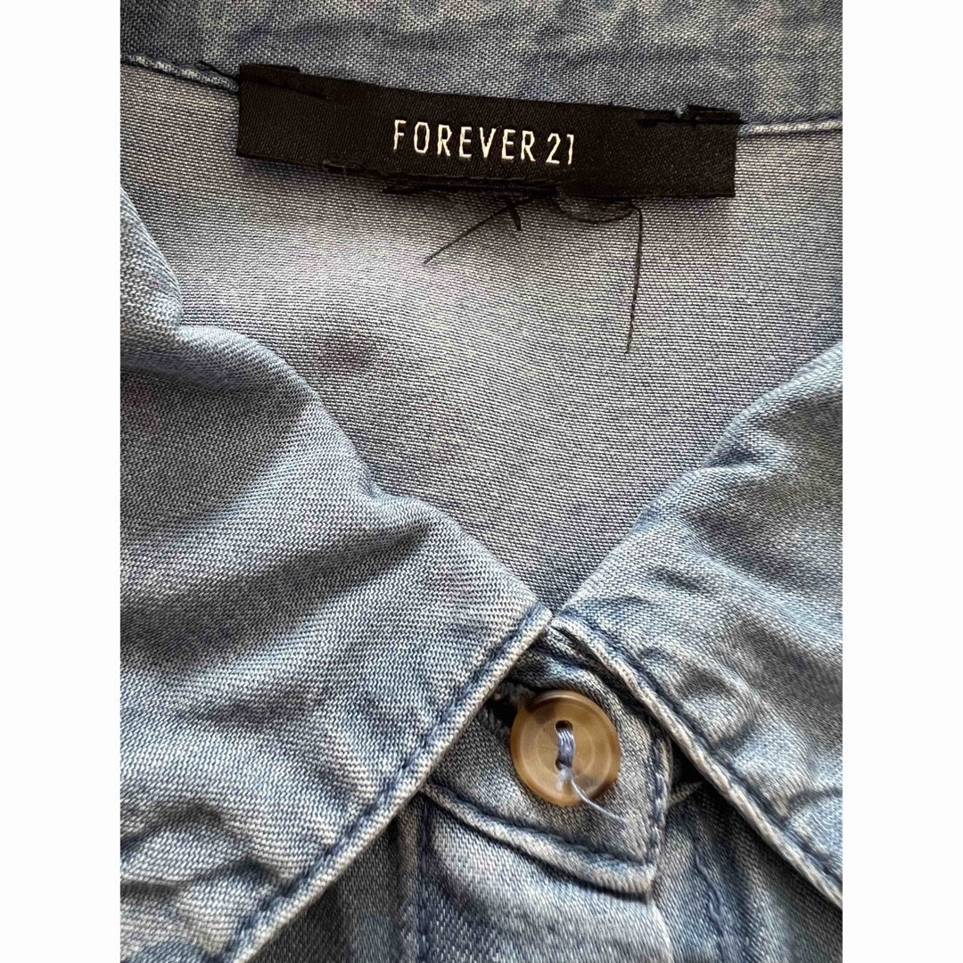 FOREVER 21(フォーエバートゥエンティーワン)のFOREVER 21 シャンブレーシャツミニワンピース ミディアムデニム レディースのワンピース(ミニワンピース)の商品写真