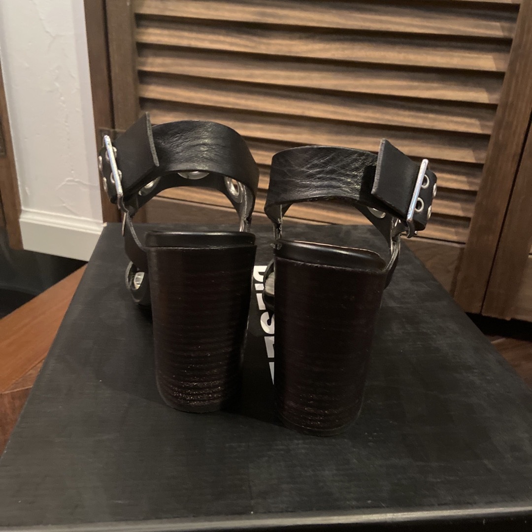 DIESEL(ディーゼル)のディーゼル　ハトメ　黒　サンダル レディースの靴/シューズ(サンダル)の商品写真
