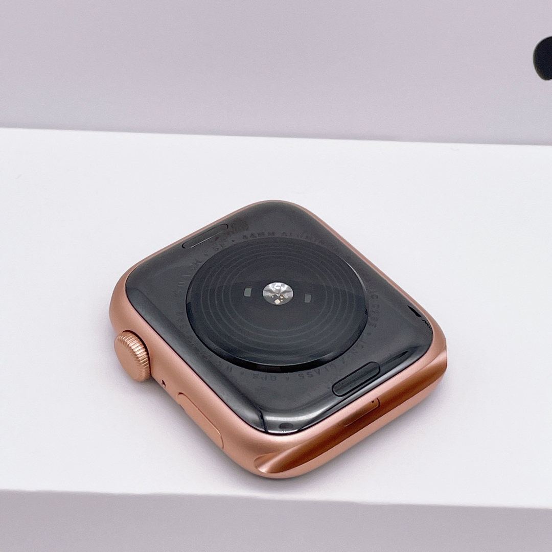 Apple Watch SE GPS 44mm MKQ53J/A スターライト 腕時計(デジタル) Apple Watch SE GPS 44mm MKQ53J/A スターライト 腕時計(デジタル)