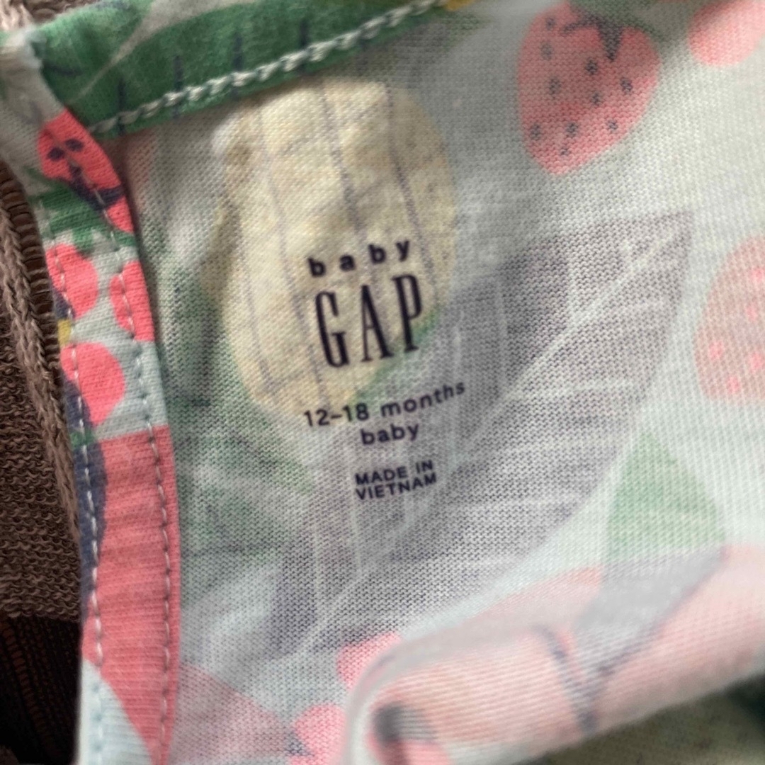 GAP Kids(ギャップキッズ)のGAP ﾌﾙｰﾂ ボタニカル柄⭐︎80cm キッズ/ベビー/マタニティのベビー服(~85cm)(Ｔシャツ)の商品写真