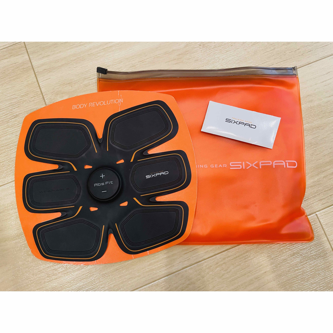 SIXPAD(シックスパッド)のSIXPAD Abs Fit ボタン電池式 スポーツ/アウトドアのトレーニング/エクササイズ(トレーニング用品)の商品写真