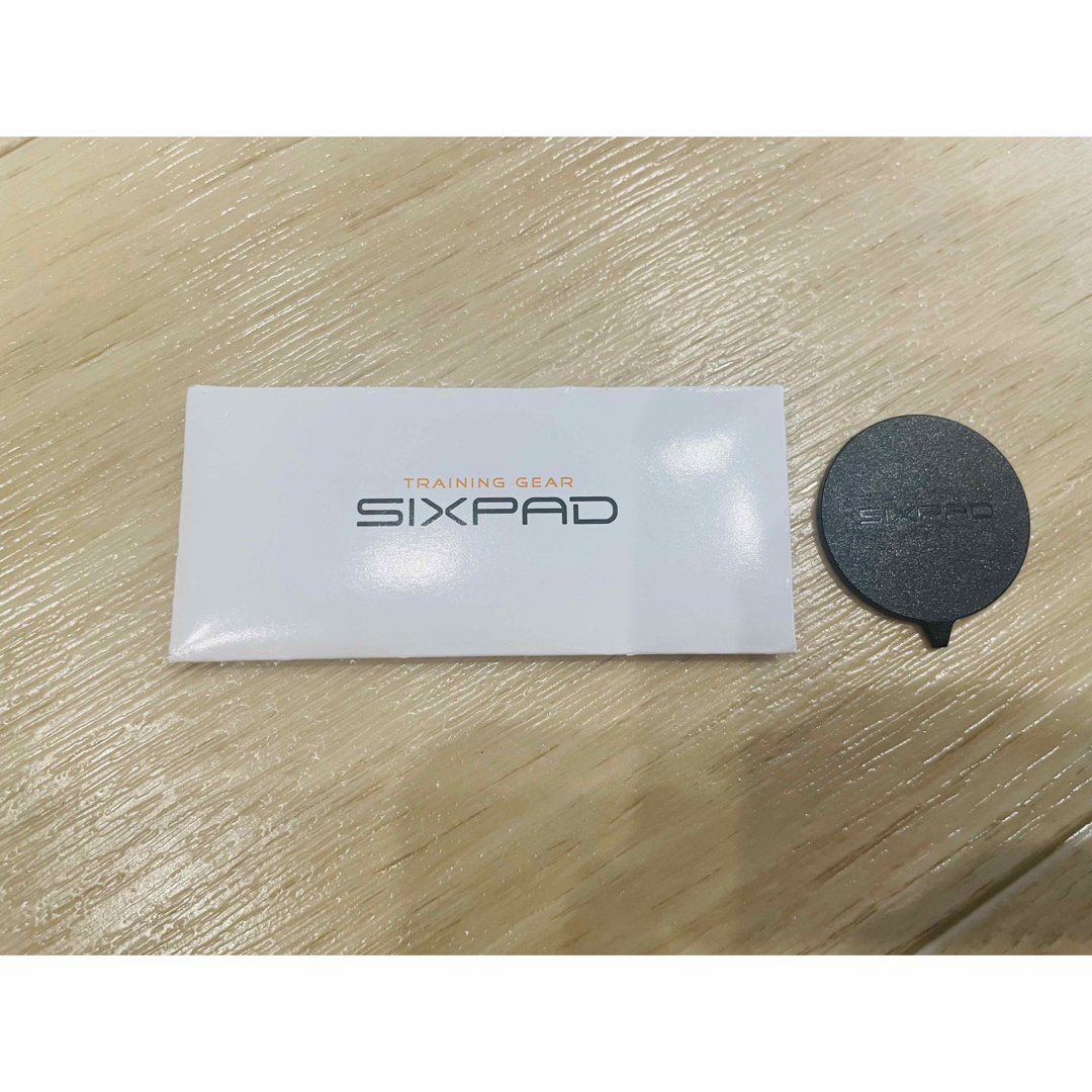 SIXPAD(シックスパッド)のSIXPAD Abs Fit ボタン電池式 スポーツ/アウトドアのトレーニング/エクササイズ(トレーニング用品)の商品写真