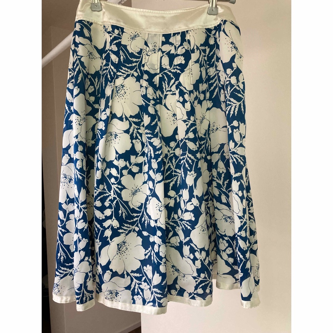 VOICEMAIL(ヴォイスメール)のVOICEMAIL スカート　ひざ丈　花柄　ブルー　サテン レディースのスカート(ひざ丈スカート)の商品写真