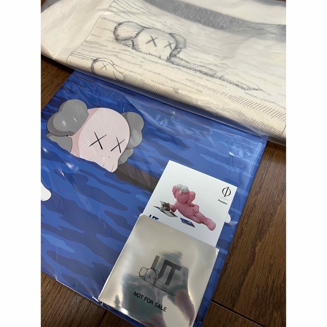 UNIQLO x KAWS ARTBOOK トートバッグ/ステッカー付