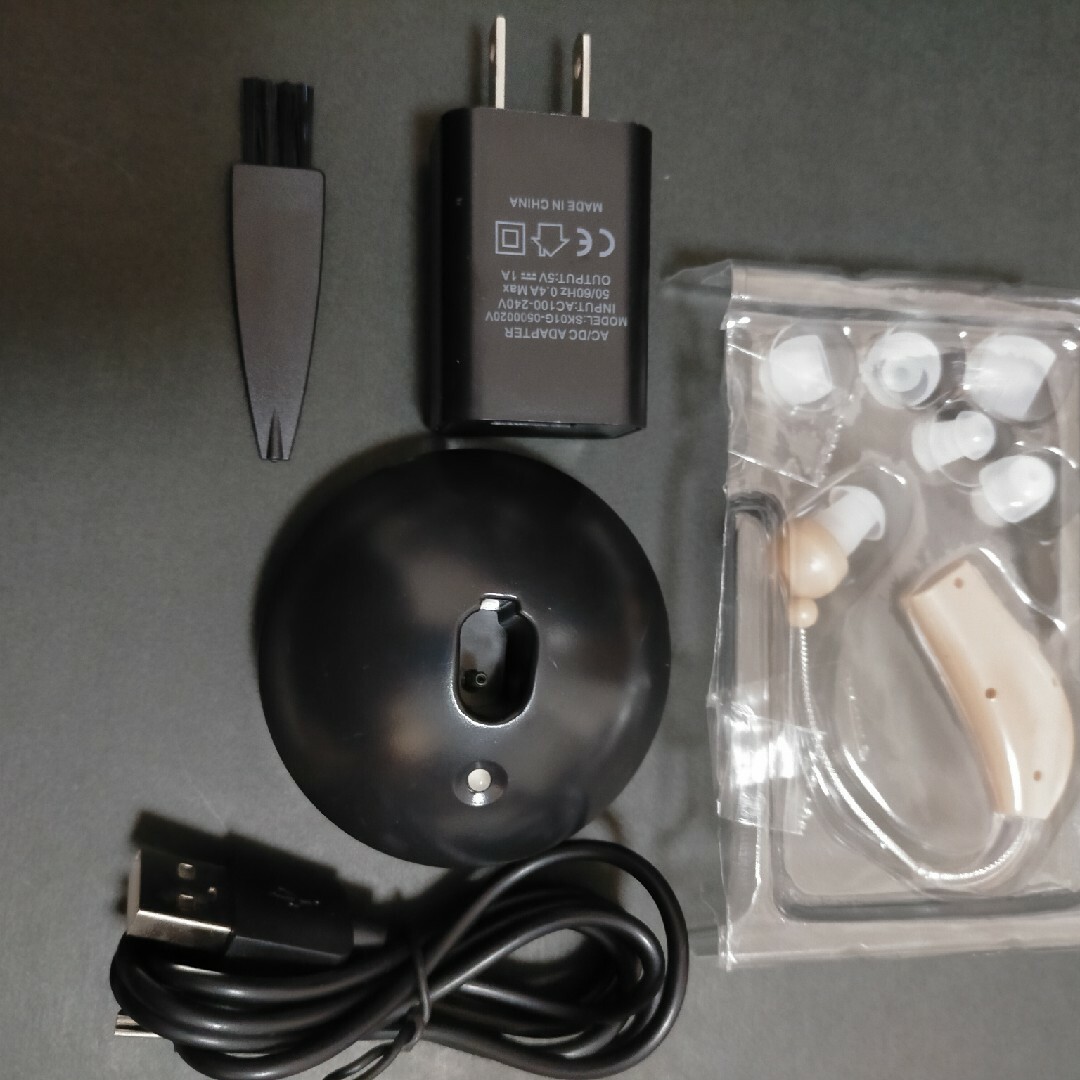 楽らく集音器充電式 スマホ/家電/カメラのオーディオ機器(ヘッドフォン/イヤフォン)の商品写真