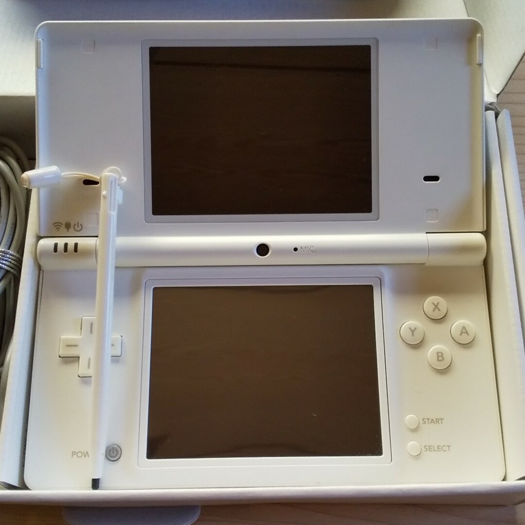 ニンテンドーDS(ニンテンドーDS)のNintendo DS 本体 ニンテンドー DSI WHITEセット エンタメ/ホビーのゲームソフト/ゲーム機本体(携帯用ゲーム機本体)の商品写真