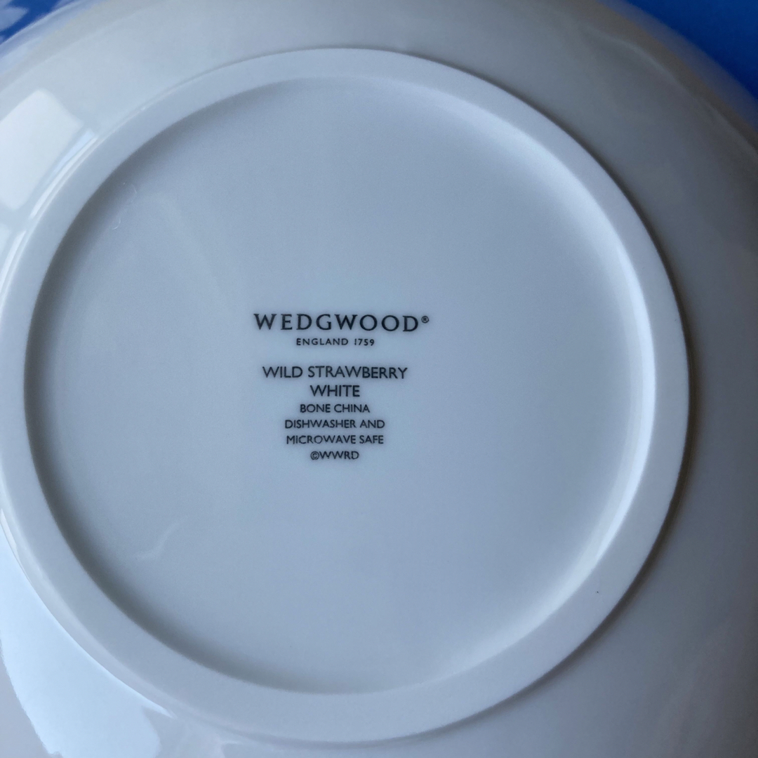 WEDGWOOD(ウェッジウッド)のワイルドストロベリーホワイト　ボール　22センチ インテリア/住まい/日用品のキッチン/食器(食器)の商品写真