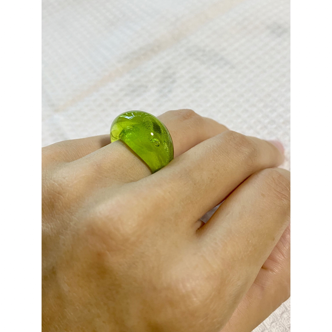 指輪　リング　7号　8号　ガラスアクセサリー　黄緑　蛍光　イエロー　ガラス レディースのアクセサリー(リング(指輪))の商品写真