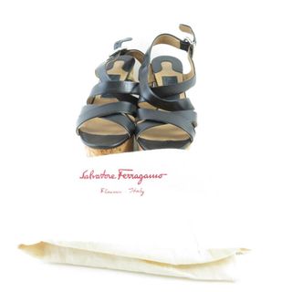 フェラガモ(Ferragamo)のSalvatore Ferragamo フェラガモ ウェッジソールサンダル ブラック 7 1/2(24.5cm相当） レザー他 アンクルストラップ ガンチーニ金具 靴 黒 レディース AU2036C (サンダル)