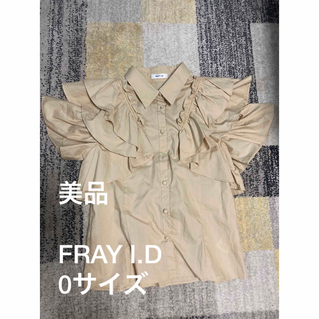 FRAY I.D(フレイアイディー)の美品　FRAY I.D ラッフルフリル襟付きブラウス レディースのトップス(シャツ/ブラウス(半袖/袖なし))の商品写真