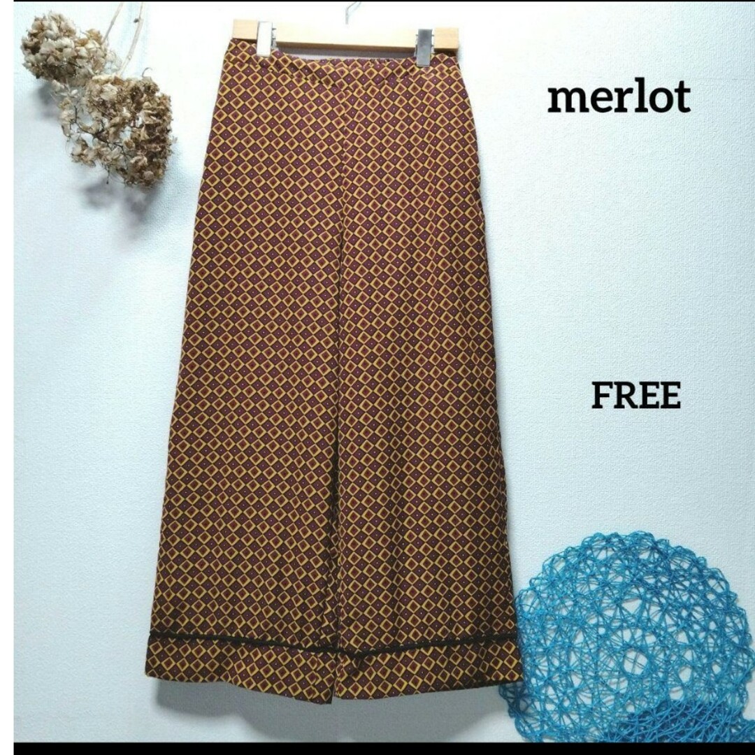 merlot(メルロー)のmerlot メルロー　総柄パンツ レディースのパンツ(カジュアルパンツ)の商品写真
