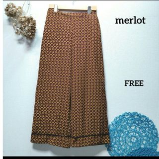 メルロー(merlot)のmerlot メルロー　総柄パンツ(カジュアルパンツ)