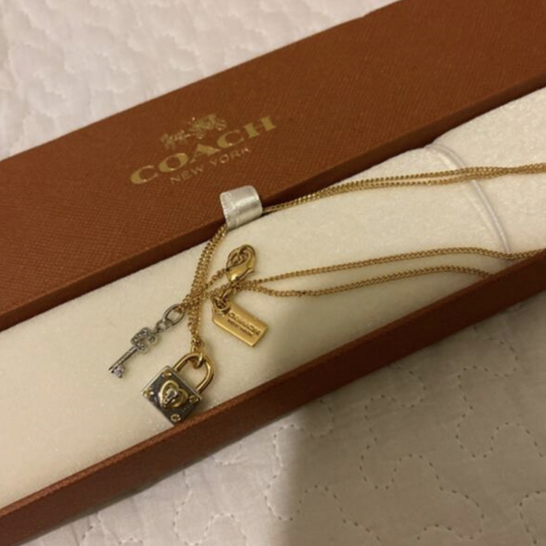 COACH(コーチ)のコーチ　ネックレス　パッドロック　coach レディースのアクセサリー(ネックレス)の商品写真