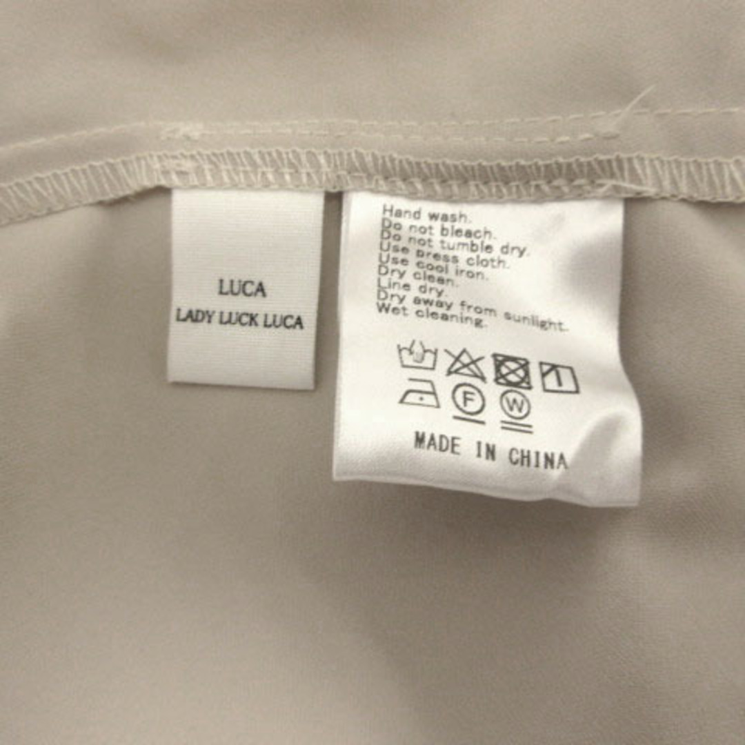 LUCA(ルカ)のルカ シャツ バンドカラー ノースリーブ プルオーバー 裾プリーツ ベージュ レディースのトップス(シャツ/ブラウス(半袖/袖なし))の商品写真